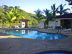 Imagen de la piscina en el centro vacacional bancosta